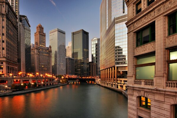 Chicago alla luce delle luci della sera