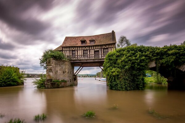 Une cabane suspendue sur un pont cassé au-dessus de l eau