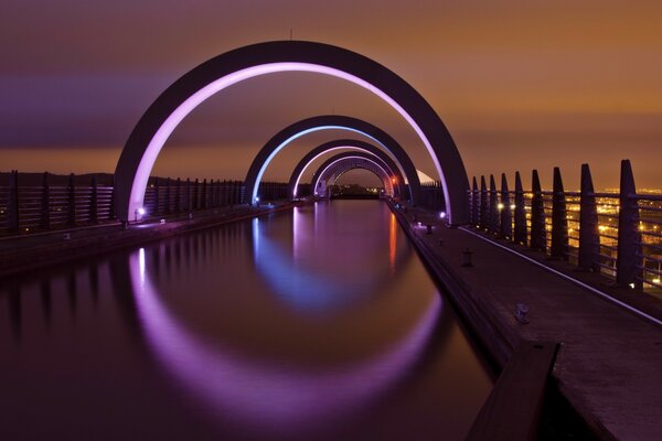 Falkirk di notte con vista sulla città scozzese