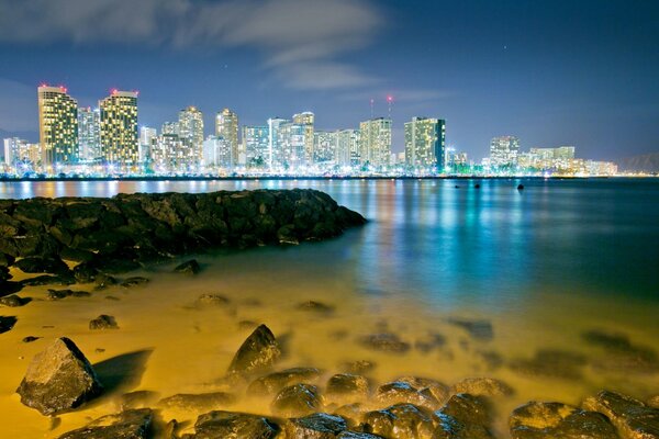 La ciudad nocturna de Hawai en las luces