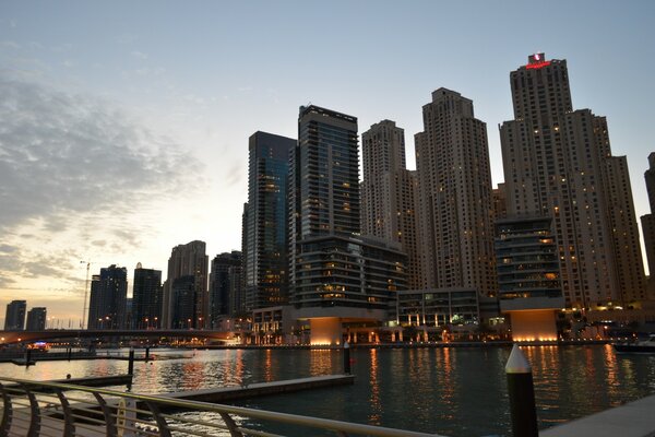 Ciudad agua luces puesta de sol casas de varios pisos