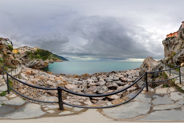 Panorama von Italien mit Uferpromenade und Klippen