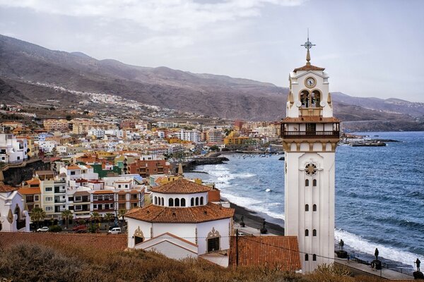 Schöne Aussicht auf den Atlantik und die Gebäude Spaniens