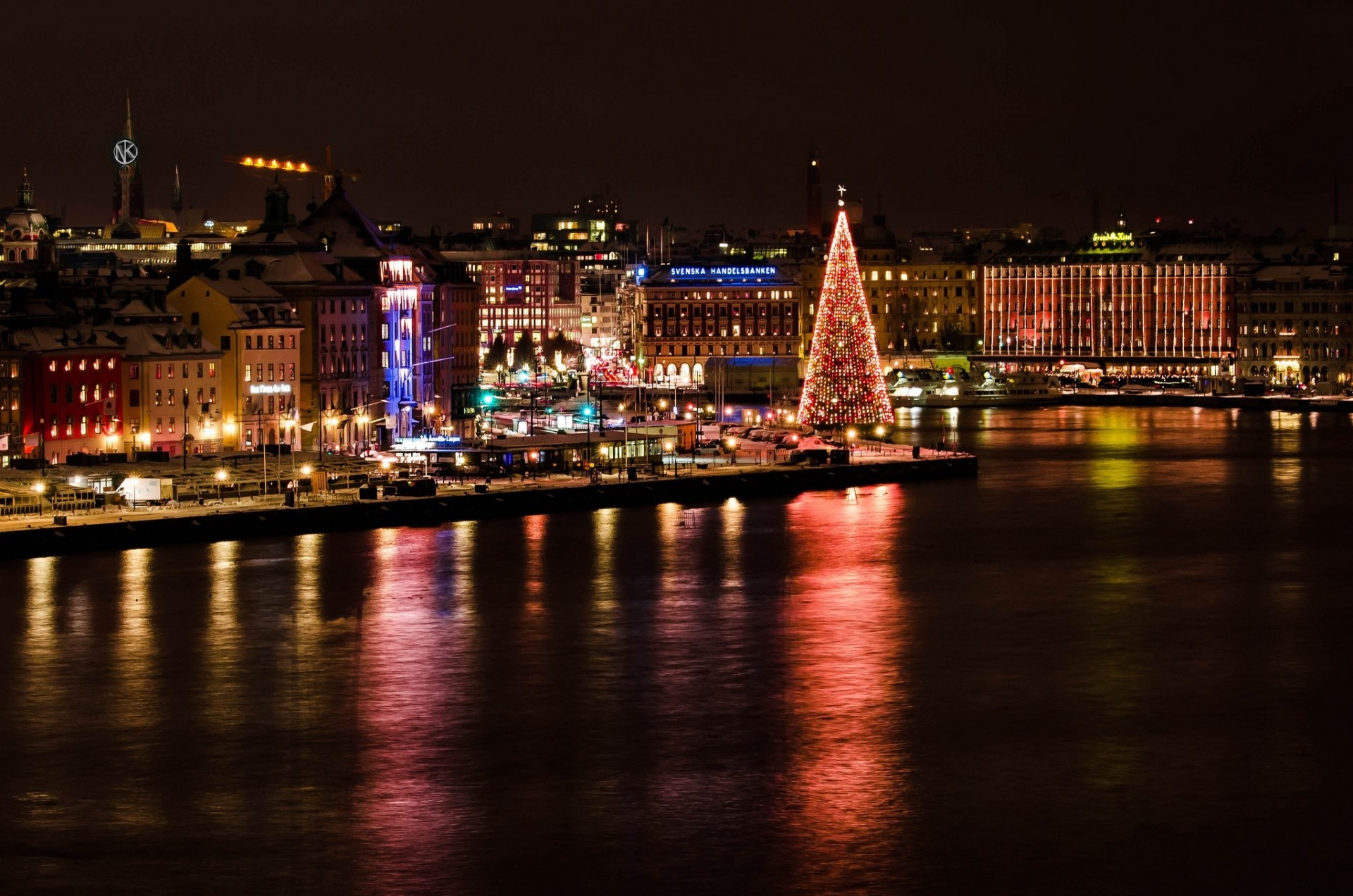 árbol de navidad luces noche suecia ciudad edificio estocolmo navidad vacaciones hogar