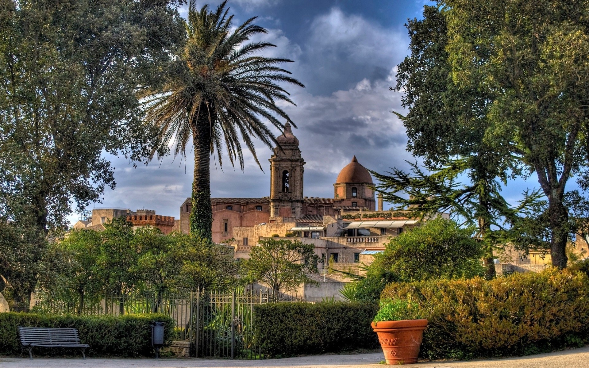 italie église erice bancs arbres clôture sicile pot de fleurs