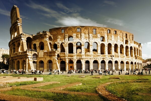 Colosseo romano con tempo soleggiato con turisti