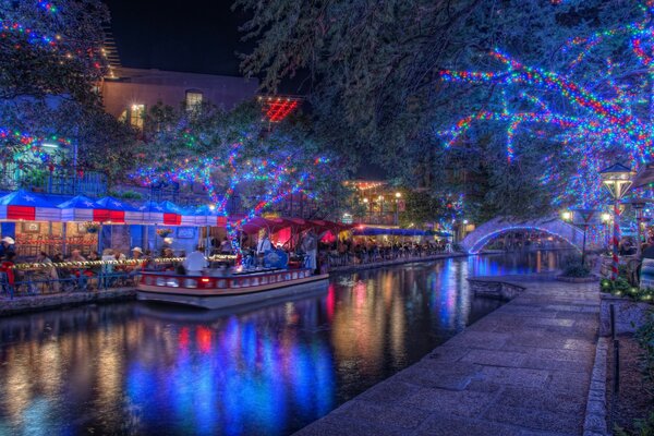 Weihnachtsnacht in den festlichen Lichtern der Stadt