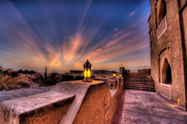 Heller Himmel bei Sonnenuntergang in Abu Dhabi