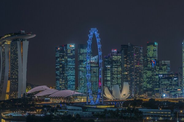 Vue nocturne de Singapour sur les gratte-ciel