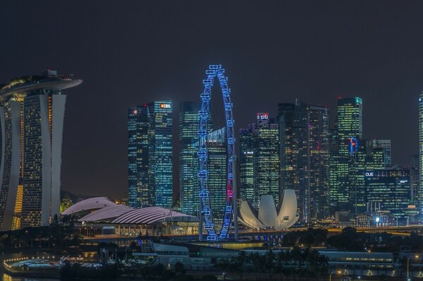 Vista notturna Di Singapore sui grattacieli