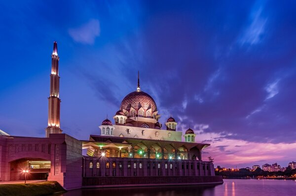 Malaysischer lila Sonnenuntergang über einer Moschee