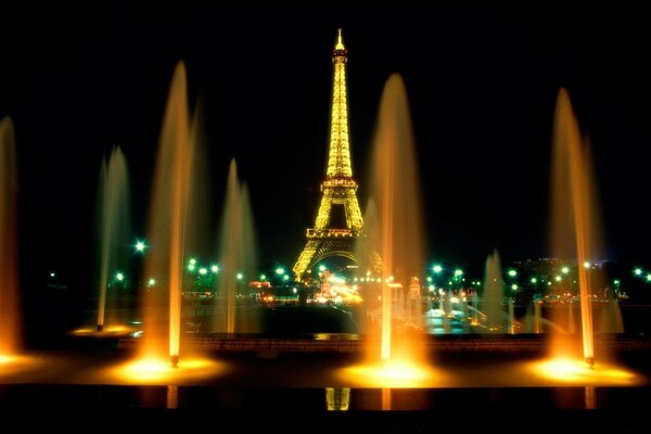 Nocna Wieża Eiffla w Paryżu