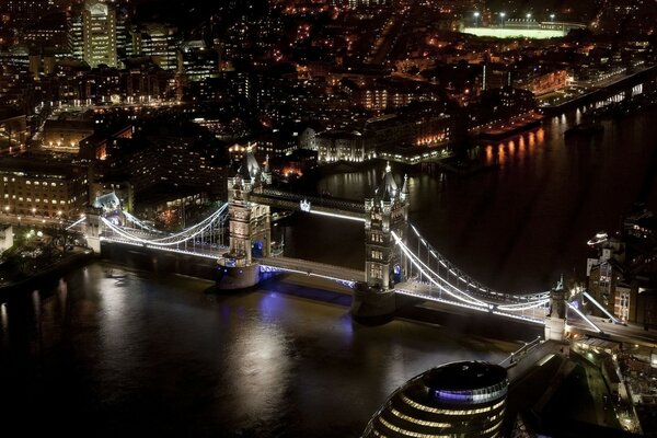 Puente de la torre de Londres por la noche