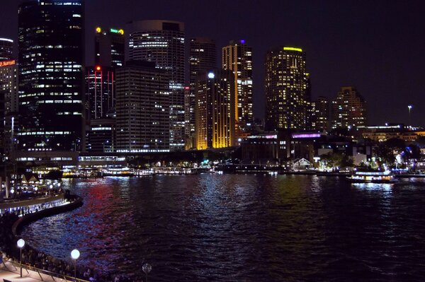 Sydney Nacht mit mehreren Lichtern