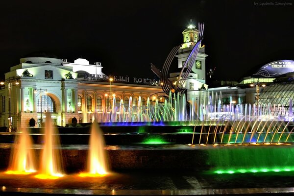 Fuente en Moscú en la Plaza de la estación cerca de la estación de tren de Kiev