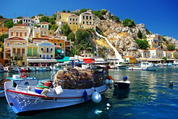 Barco con carga en el fondo de una ciudad en Grecia