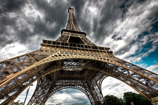 Torre Eiffel contro il cielo coperto