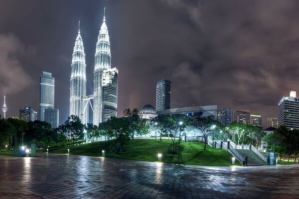 Malaysisches Hochhaus in nächtlicher Gestalt