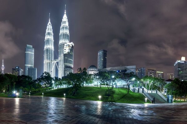 Malezyjski Wieżowiec w nocnym przebraniu