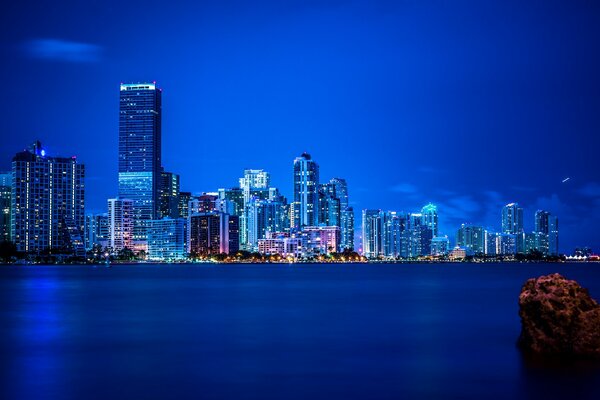Luci notturne di Miami nella riflessione della baia