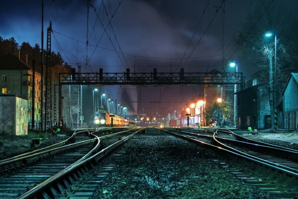 Rozbieżne ścieżki nocnego miasta