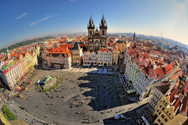 Bella piazza di Praga in estate