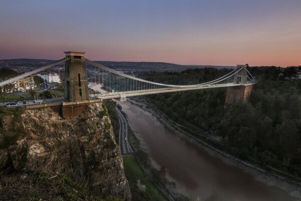 El majestuoso puente de Clifton sobre el río Avon en Inglaterra