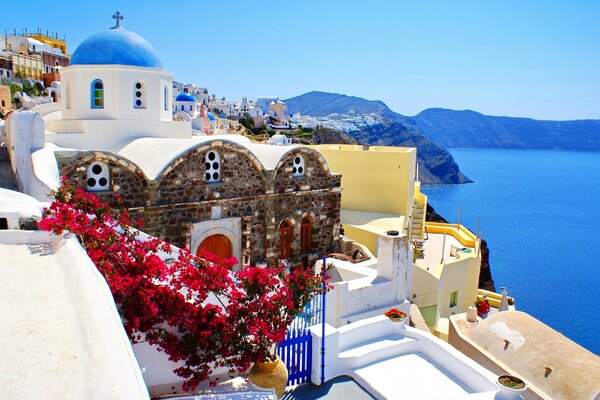 Nature de Santorin et maisons blanches comme neige