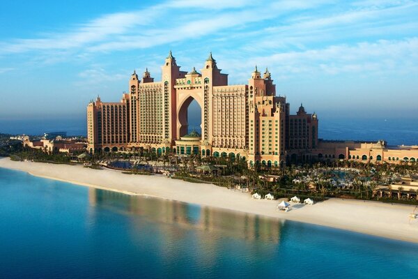 Город Дубай, голубое небо и море