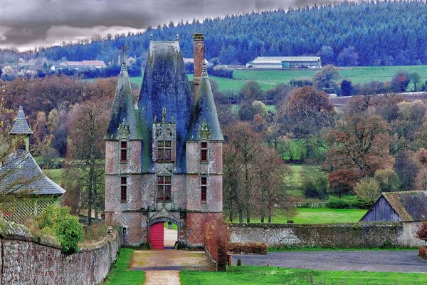 Castillo de cuento de hadas al pie del bosque mágico