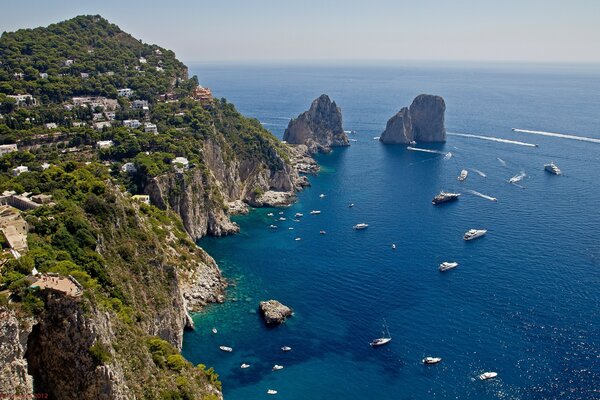 Wyspa Capri ze skałami i błękitnymi wodami
