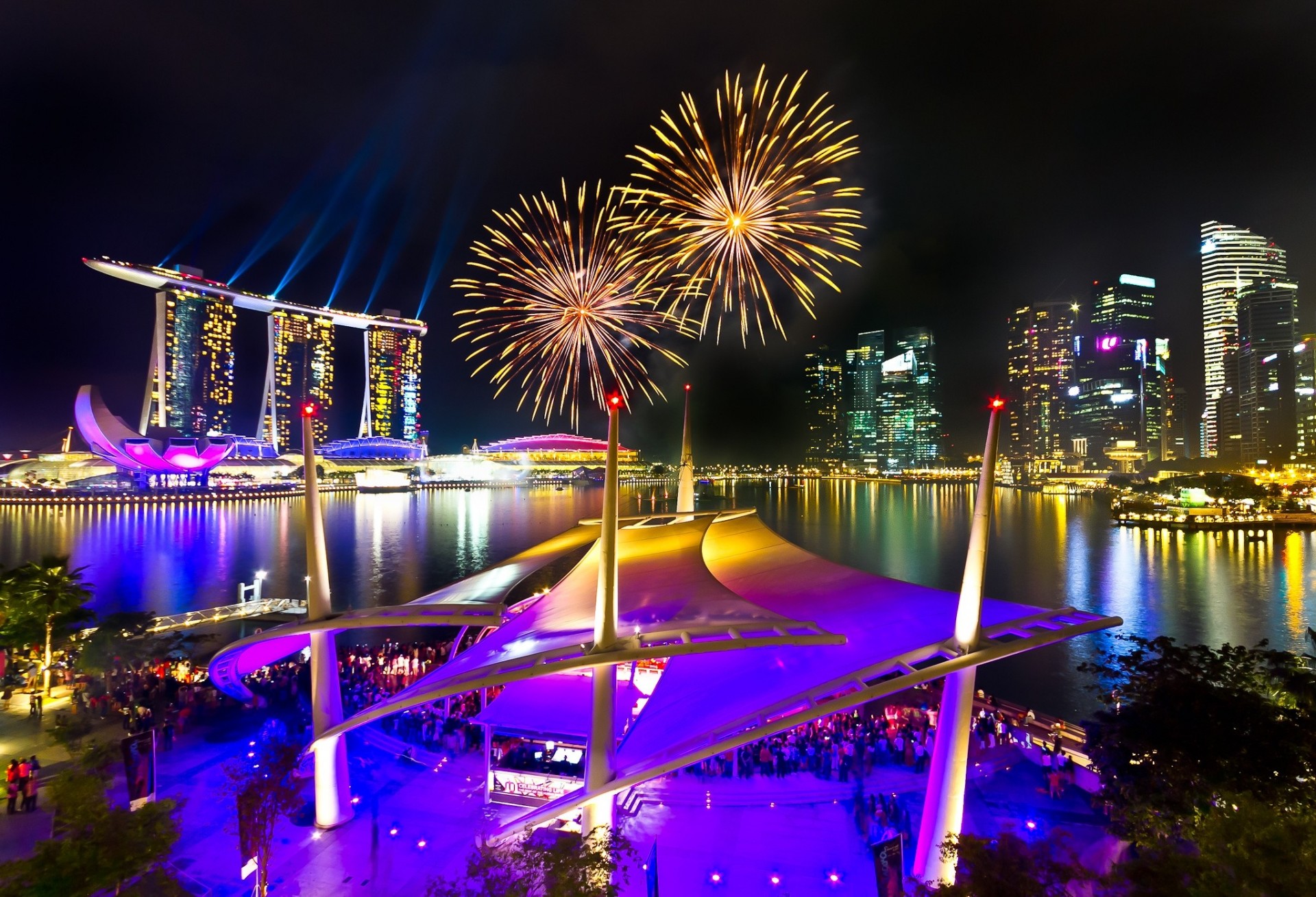 feuerwerk singapur nacht marina bay sand