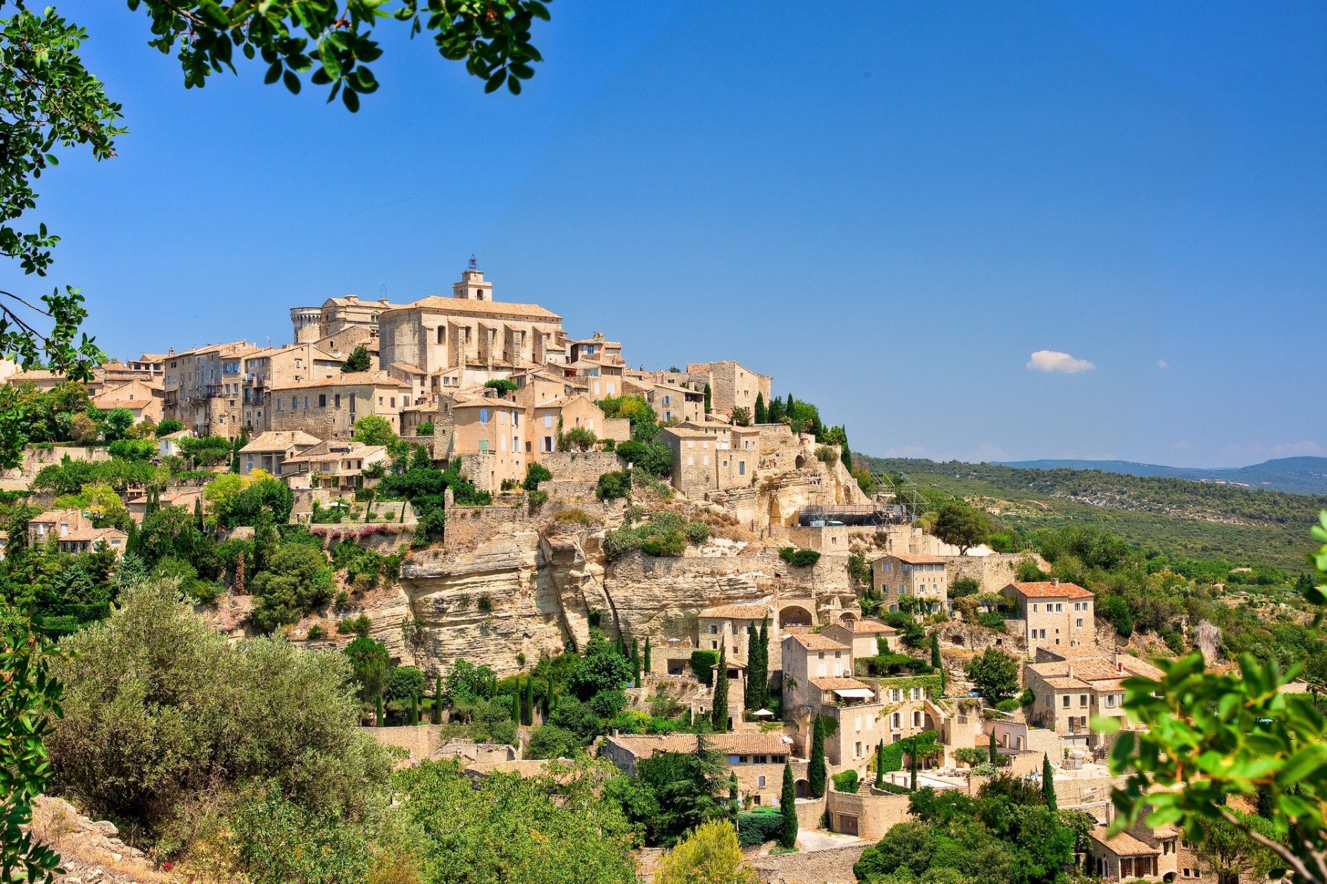 gordes frankreich panorama gebäude qatar airway