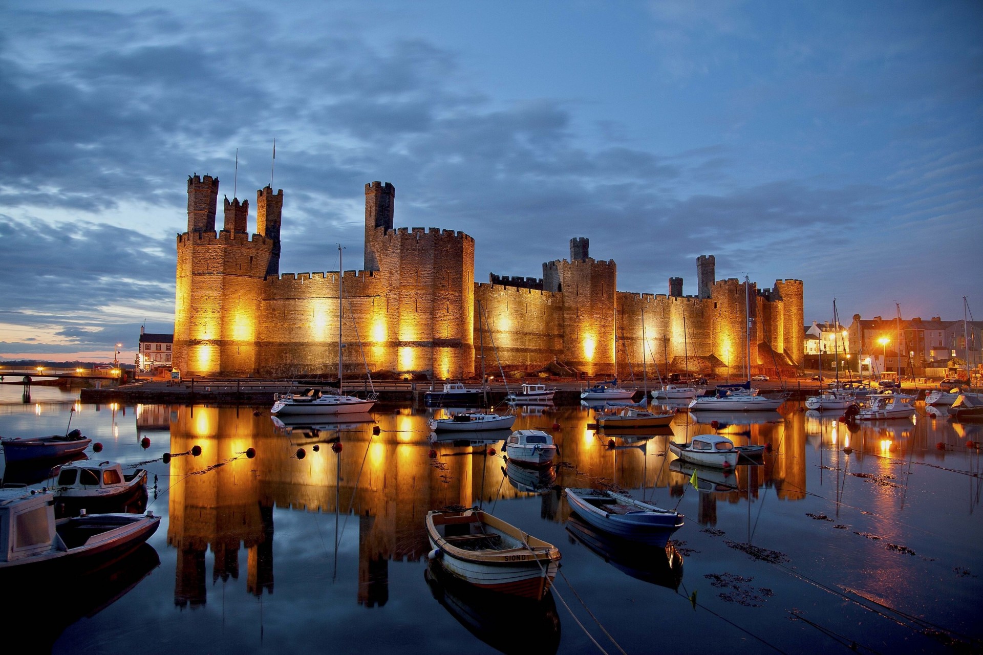 yacht reflection england bay lock boat caernarfon castle