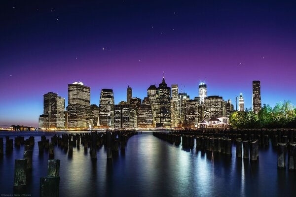 Nueva York nocturna con luces brillantes
