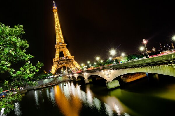 Nocny Paryż i odbicie wieży Eiffla