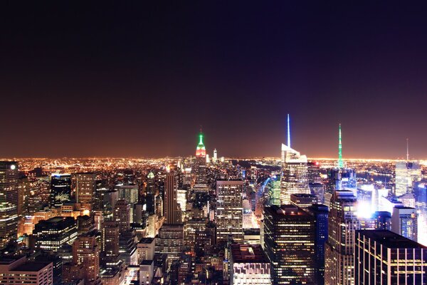 New York in der Nacht von Lichtern beleuchtet