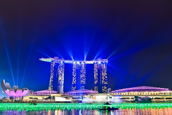 Iluminación nocturna en la ciudad de Singapur