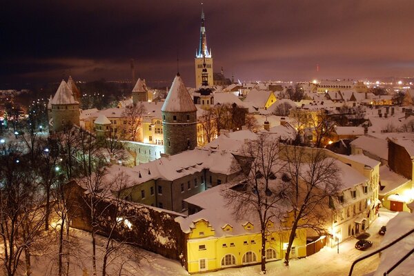 Città invernale di Tallinn di notte