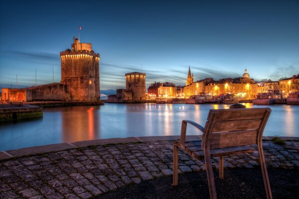 Chaise sur la côte. Ville de nuit