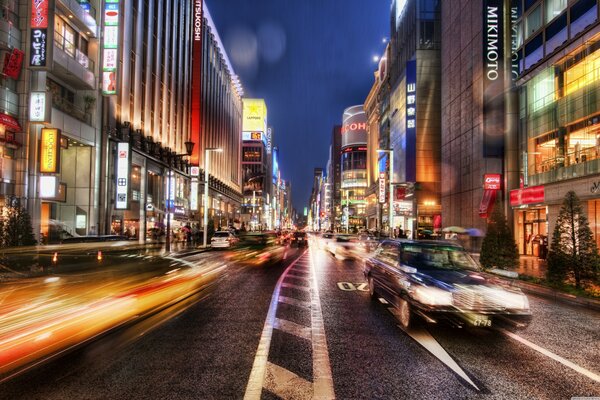 Straße in Tokio bei regnerischem Wetter