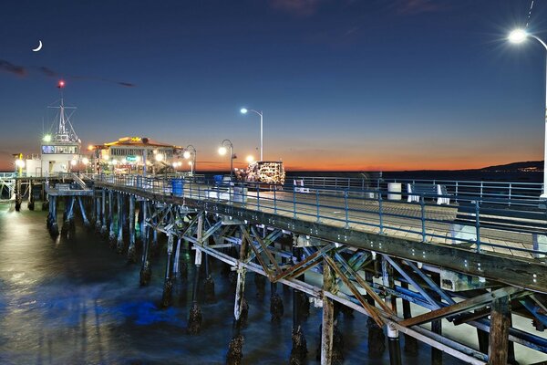 Hafen in den USA im Licht des Sonnenuntergangs