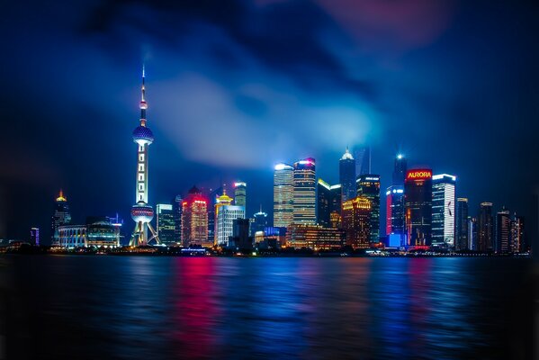 La noche de Shanghai en la luz de las linternas