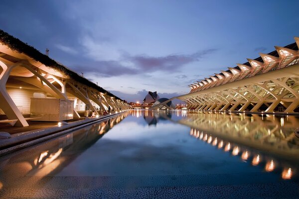 Schöne Lichter auf der Brücke in Valencia