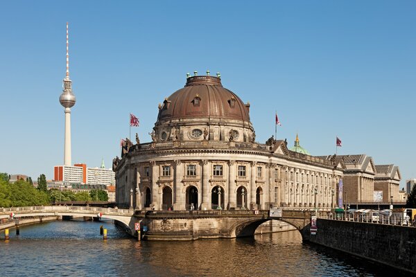 Piękny most na Księżyc w pełni w Berlinie