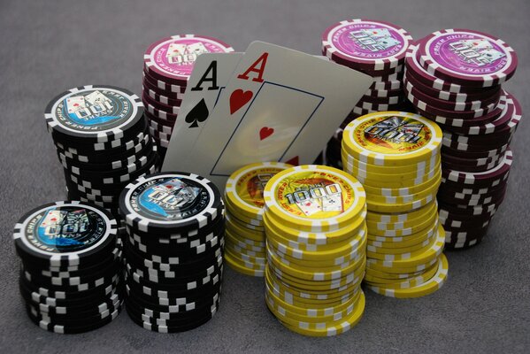 Cartas con fichas en la mesa de Poker