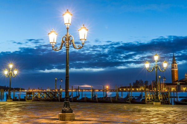 Nuages sur la place du soir d Italie