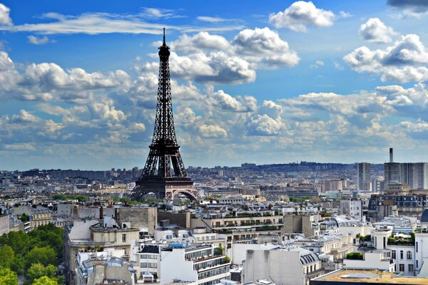 La torre Eiffel en París por la tarde