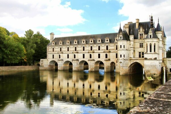 Zamek Chenonceau w dolinie Loary