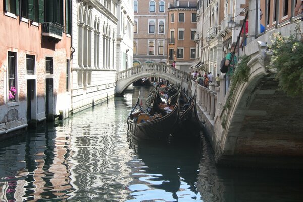 Venezianischer Kanal in der Sonne